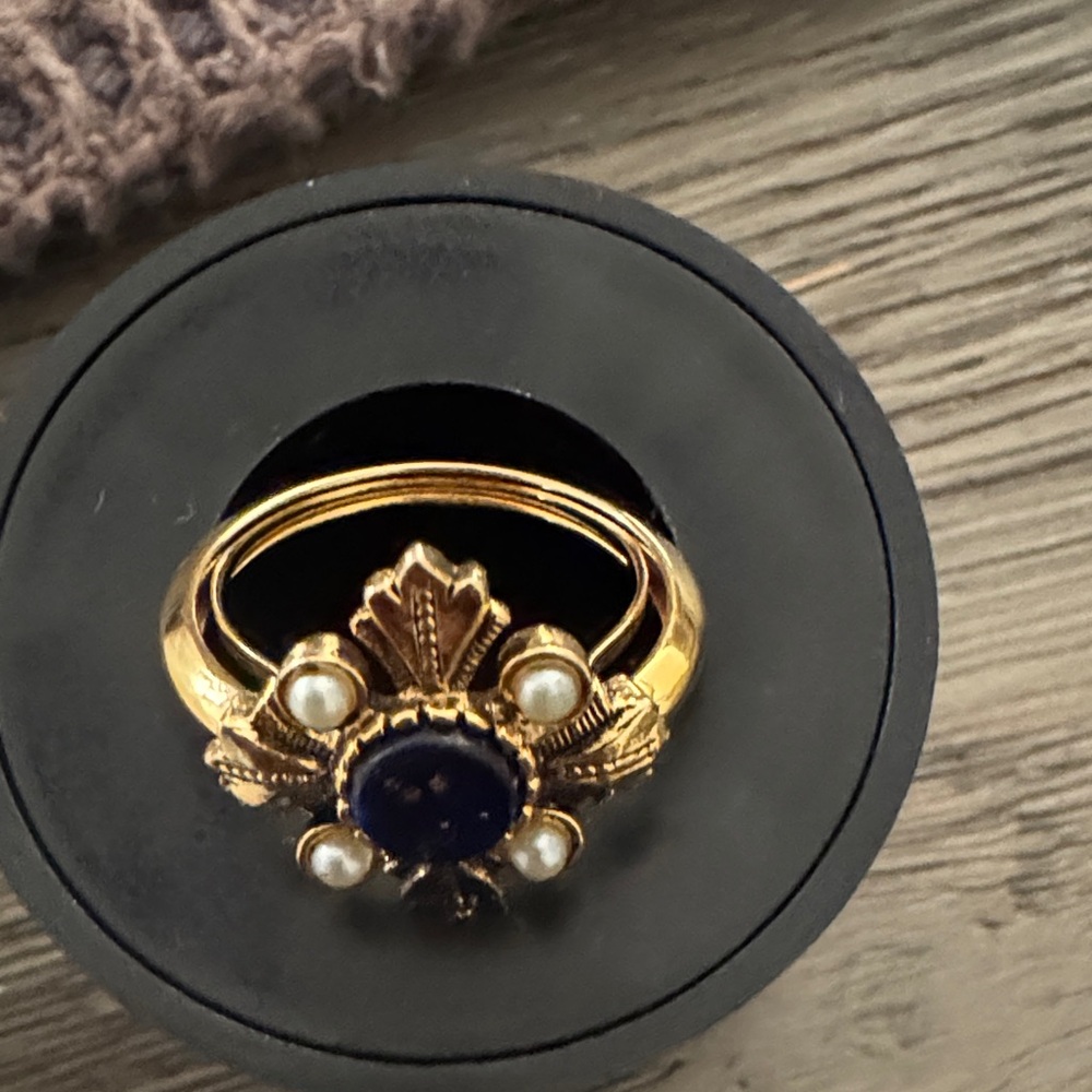 Avon Gold Ring with Black and Pearl Details - Picture 6 of 6